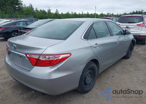 2015 Toyota Camry Le/Se/Xle/Xse z USA, uszkodzony, nr VIN 4T1BF1FK4FU070670
